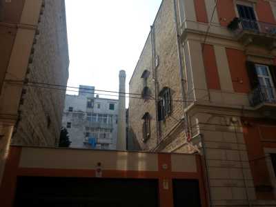 L�industria pi� caratteristica si stagliava per� tra via de Napoli e via Trento: si trattava della famosa cereria Introna, la cui ciminiera � ancora oggi visibile tra i palazzi. Fondata nel 1840 in piazza Mercantile si trasfer� a San Pasquale nel 1909